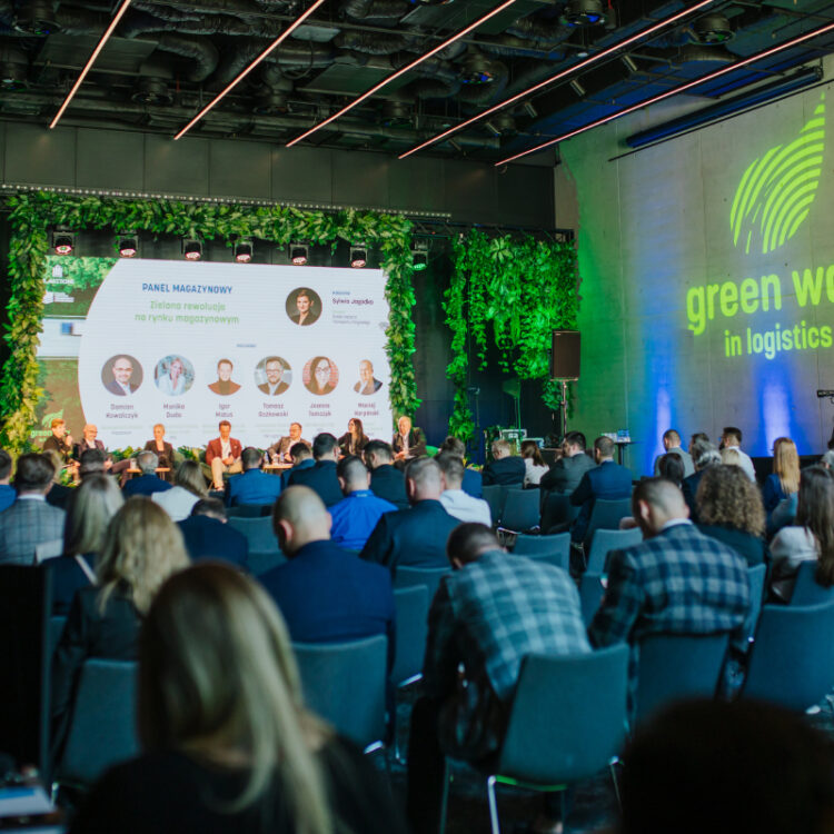 Prelegent przemawiający na dużej scenie podczas konferencji branżowej
