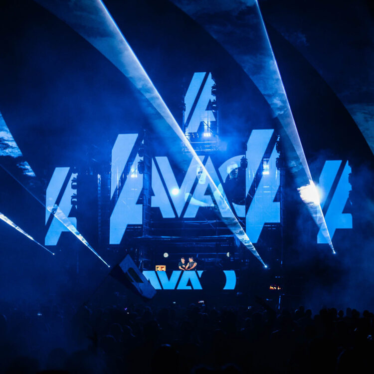 Główna scena Euforia Festival 2024 z efektami świetlnymi i publicznością