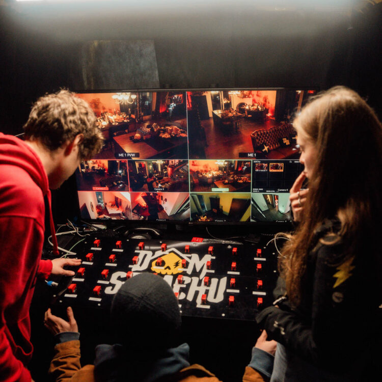 Sterowanie kamerami i podgląd na monitorach w centrum dowodzenia