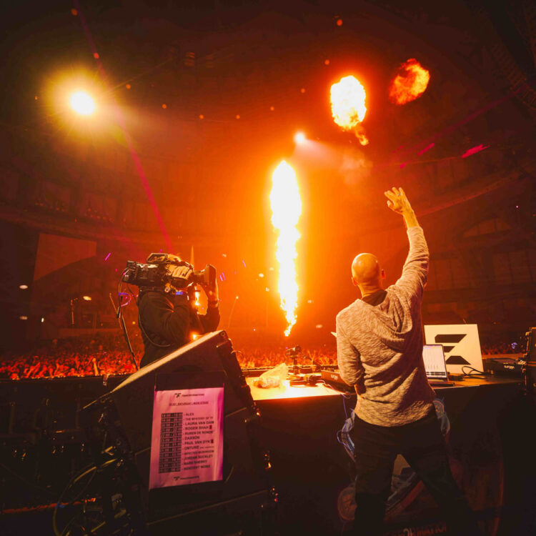 Operator kamery Tutek Live rejestrujący show z efektami ognia