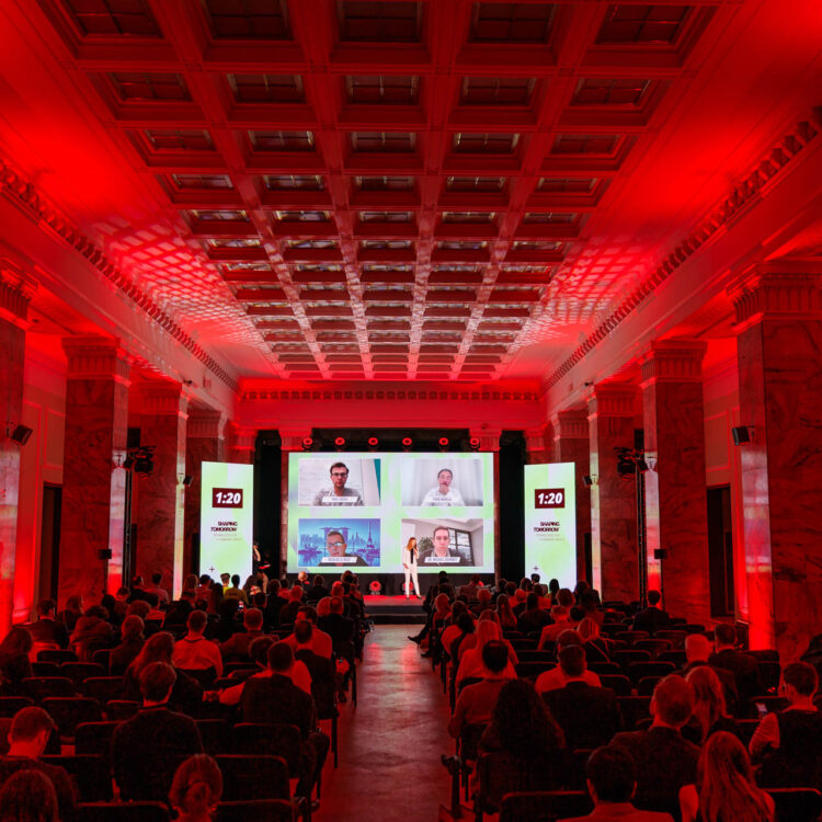 Widok sali konferencyjnej z oświetleniem i ekranami LED podczas MIT GSW