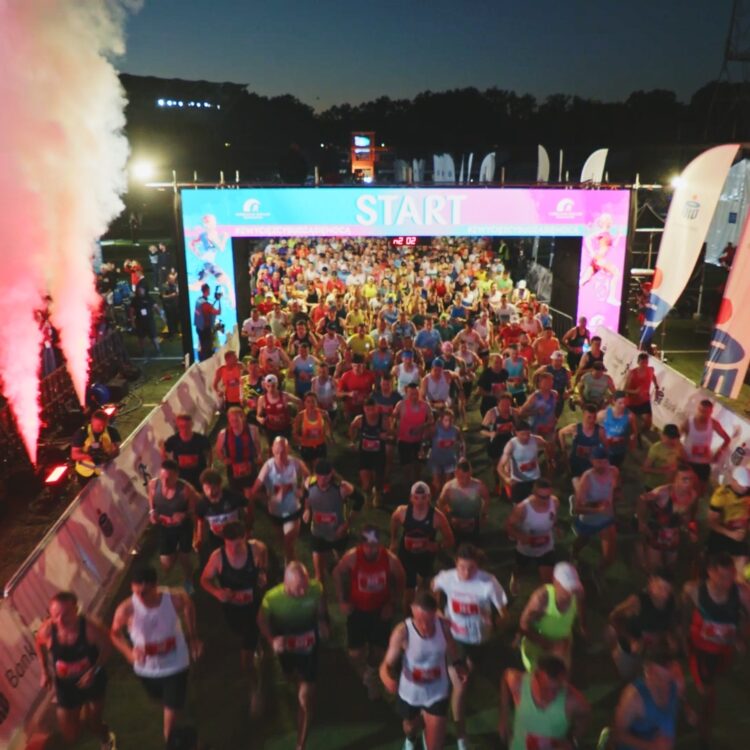 Zespół techniczny nadzorujący transmisję z mobilnego centrum dowodzenia